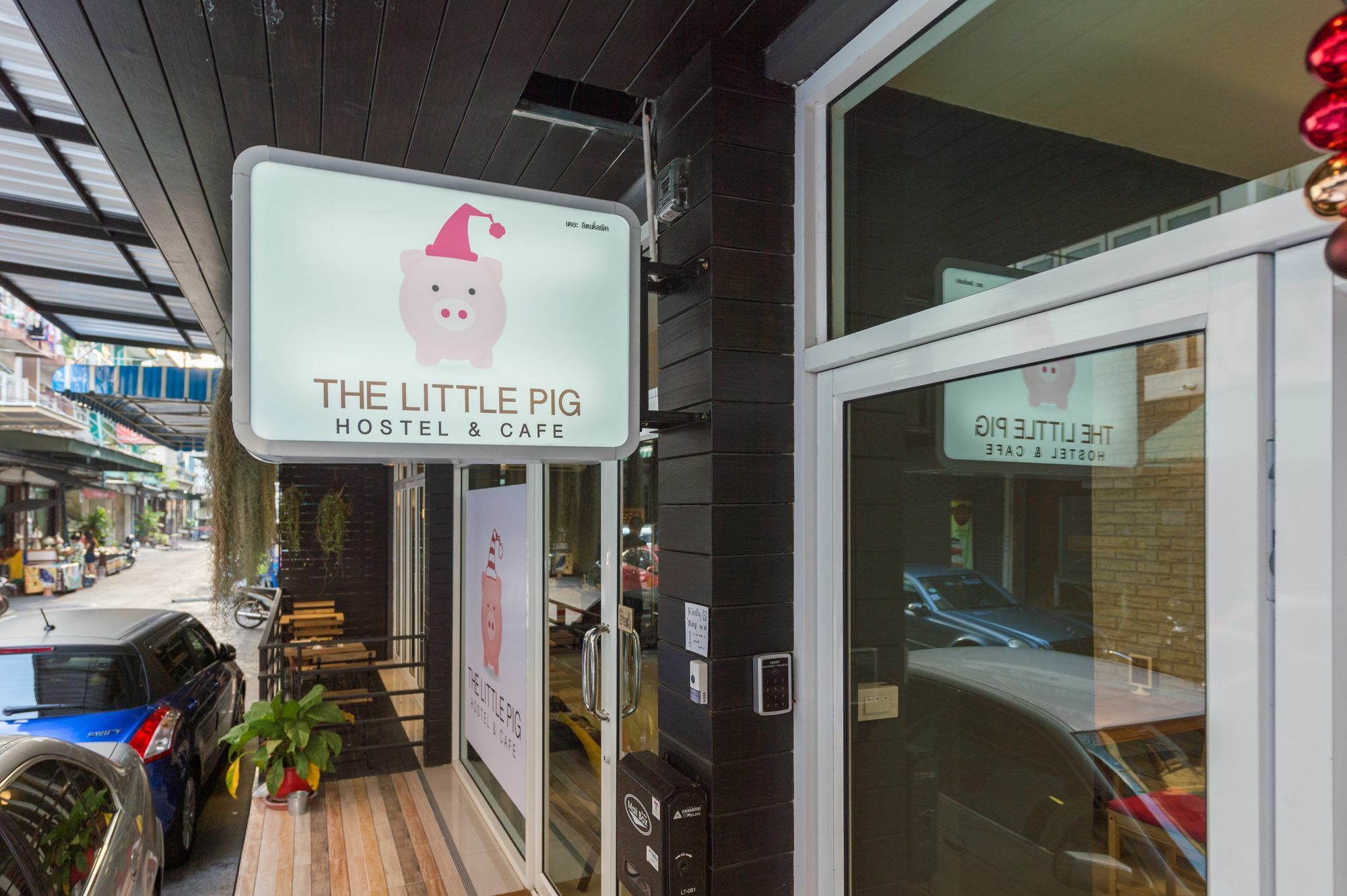 Guest house The Little Pig Sukhumvit 2*